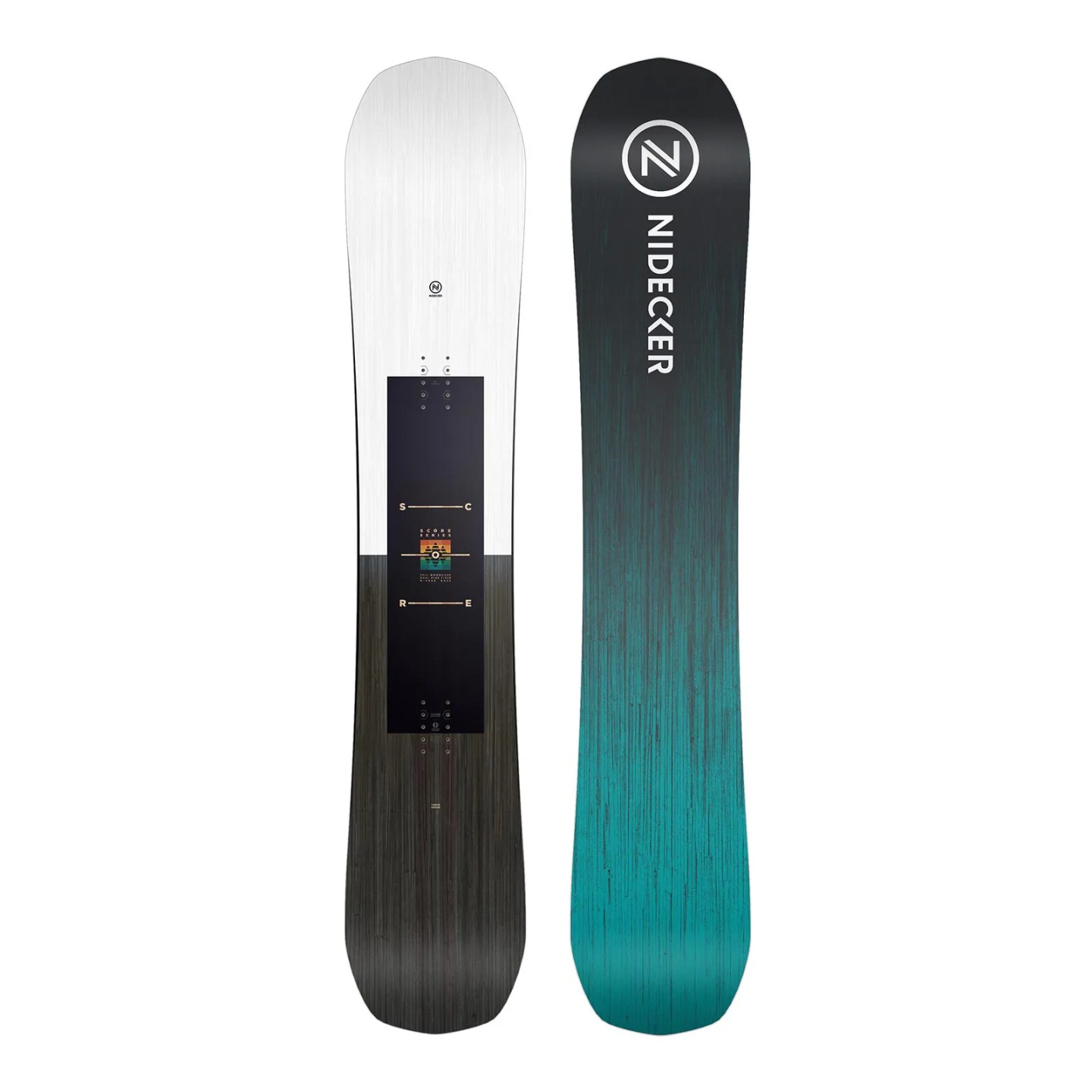 Zwei Nidecker Score Snowboards, eines mit weiß-grauem und eines mit blau-schwarzem Farbverlauf.