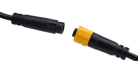 Close-up of a robust bayonet plug-in system for Suprabeam B6r bicycle light. Black cable with yellow plug.