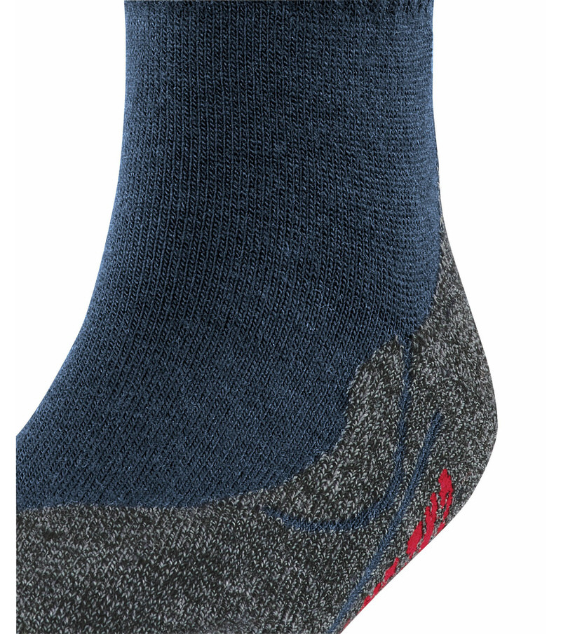 Detailaufnahme einer dunkelblauen Kinder Trekkingsocke mit grauem Fersenbereich.