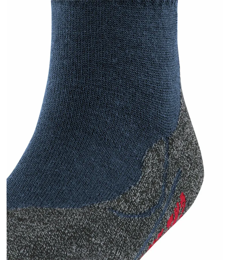 Détail d'une chaussette de trekking bleu foncé pour enfants avec un talon gris.