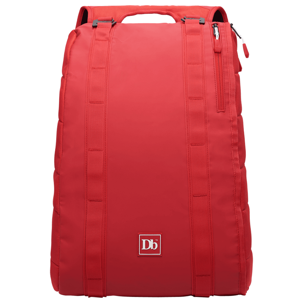 Roter Douchebags The Base 15L Rucksack von vorn, mit Tragegurten und kleinem Db-Logo.