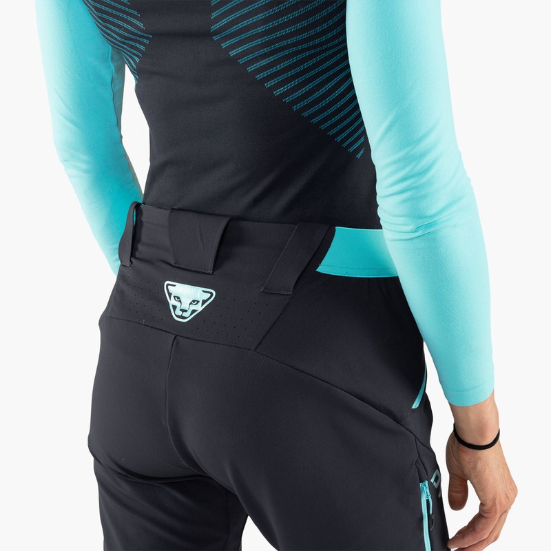 Vue arrière du pantalon Dynafit TLT Touring DST en Blueberry/Marine Blue. Ceinture élastique, logo et détails des poches visibles.
