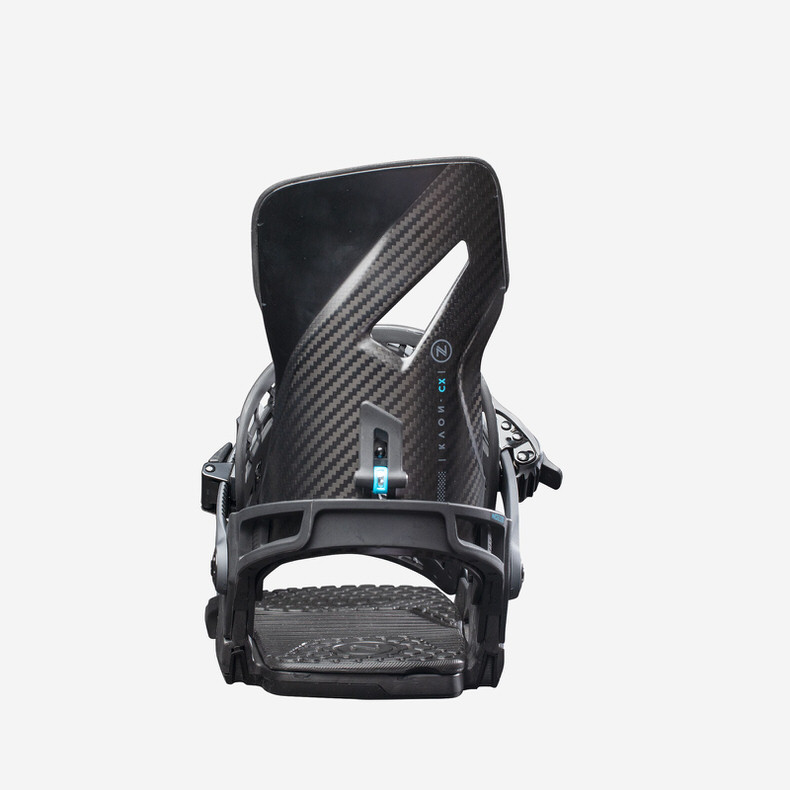 Schwarze Nidecker Kaon-CX Snowboardbindung von vorn, mit Carbon Hiback. Details sind erkennbar.