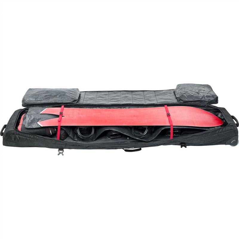 Geöffnete Snow Gear Roller L: Eine rote Skiausrüstung ist mit Gurten in einer schwarzen Tasche fixiert.