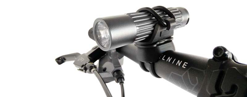 Nahaufnahme: Suprabeam Lampe mit Fahrrad-Halterung am Lenker eines Fahrrads befestigt.