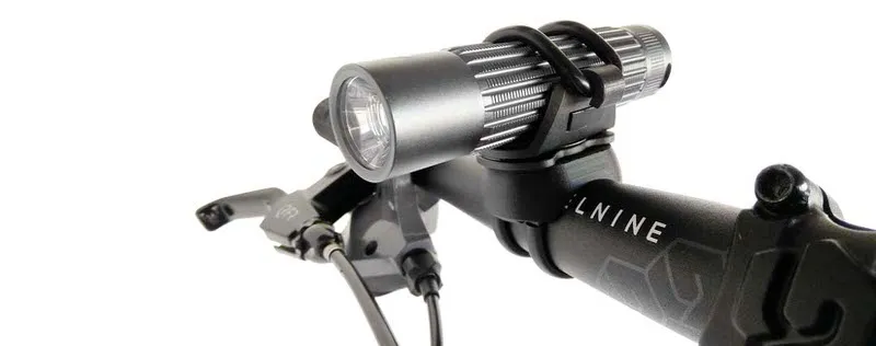 Nahaufnahme: Suprabeam Lampe mit Fahrrad-Halterung am Lenker eines Fahrrads befestigt.