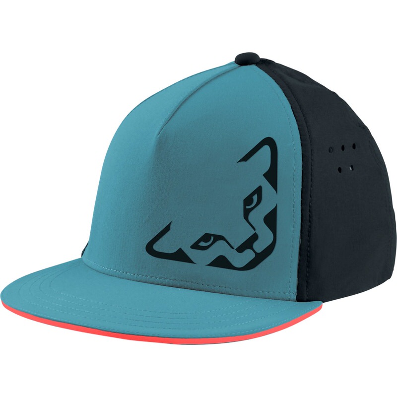 Hellblaue Dynafit Tech Trucker Cap mit schwarzem Dynafit Logo und Netzstoff, sowie roten Rand am Schild.