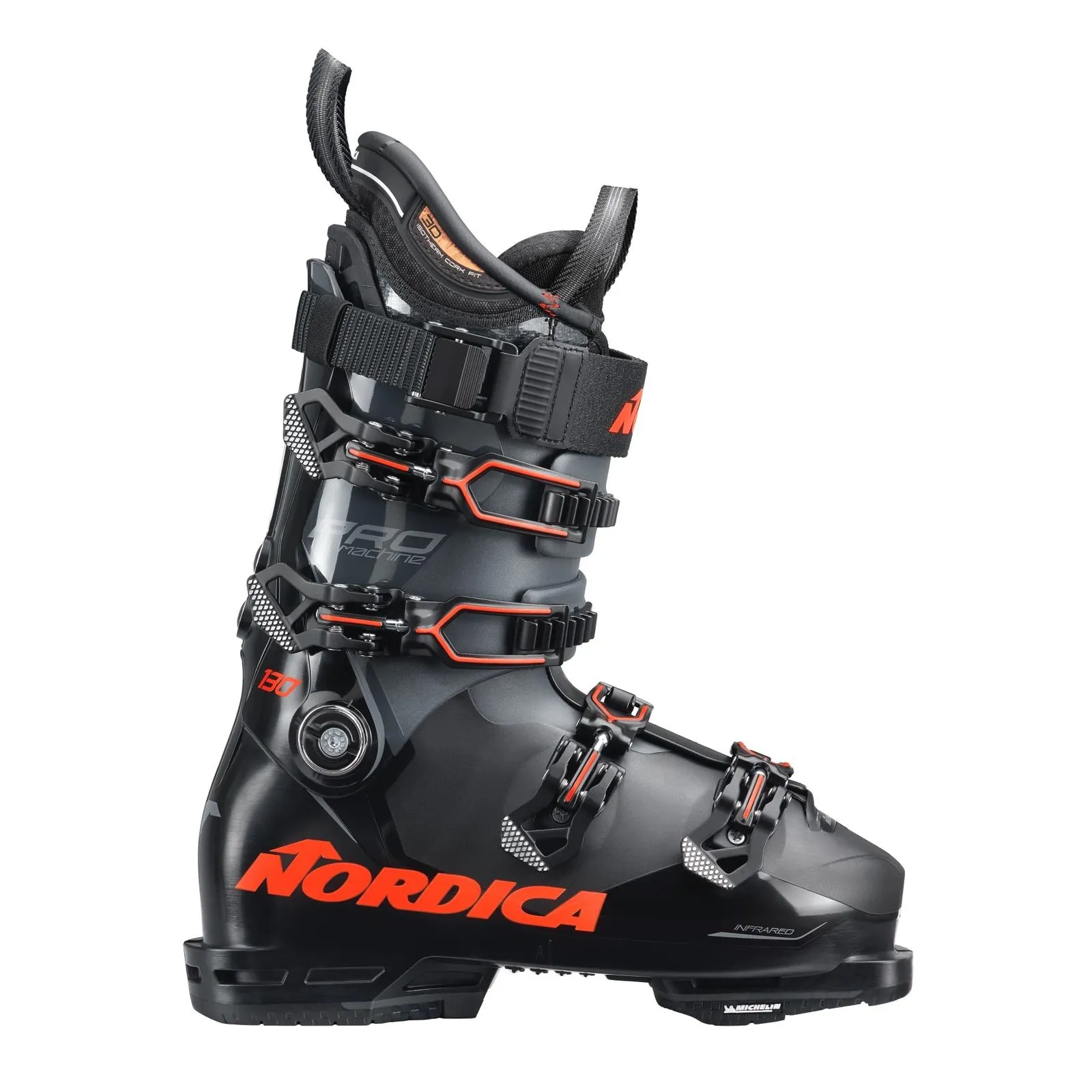 Qui viene mostrato uno scarpone da sci Nordica nero con accenti rossi. Si regge sul fianco e ha quattro fibbie.