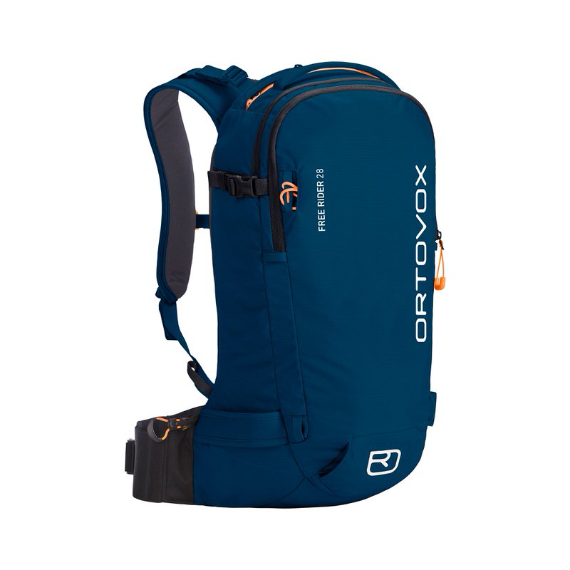 Blauer Ortovox Free Rider 28 Rucksack, seitliche Ansicht. Weiße Aufschrift "Ortovox Free Rider 28". Träger und Hüftgurt sind grau/schwarz.