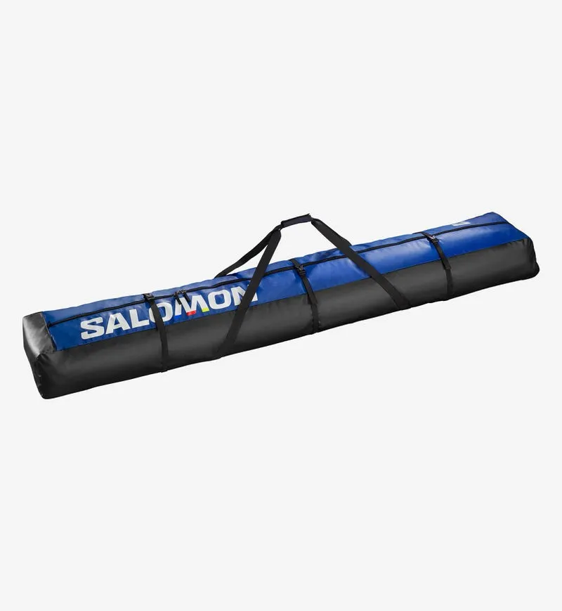 Longue housse de ski bleue et noire avec sangles de transport et logo Salomon pour 8 paires de skis nordiques.