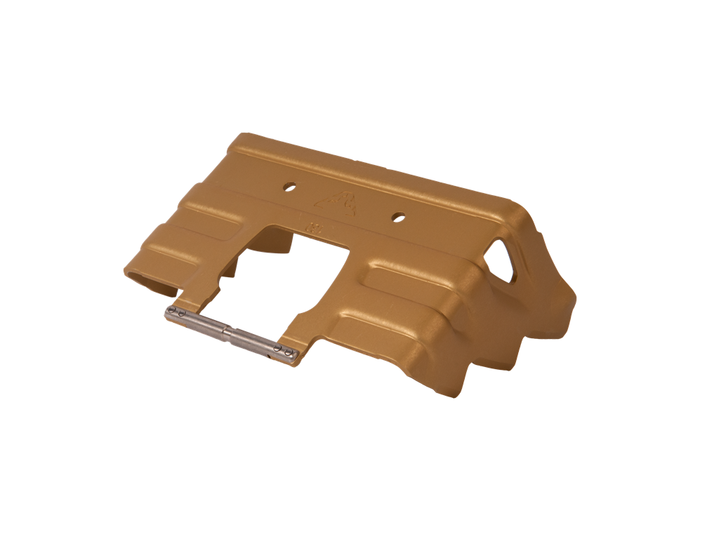 Goldenes Dynafit Harscheisen 130mm mit Zacken und Löchern, Zubehör für Skitouren bei Eis, isoliert auf weiß.