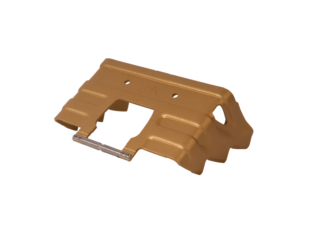 Couteaux dorés Dynafit 130mm avec pointes et trous, accessoires pour le ski de randonnée sur glace, isolés sur blanc.