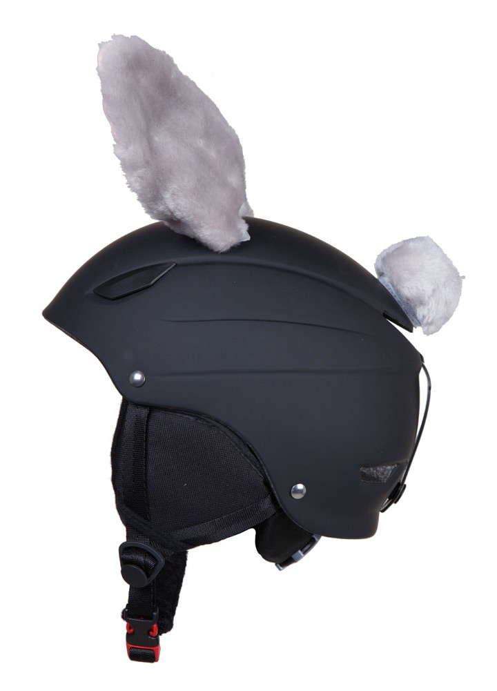 Schwarzer Skihelm mit grauen, flauschigen Kaninchenohren und kleinem Schwanz.