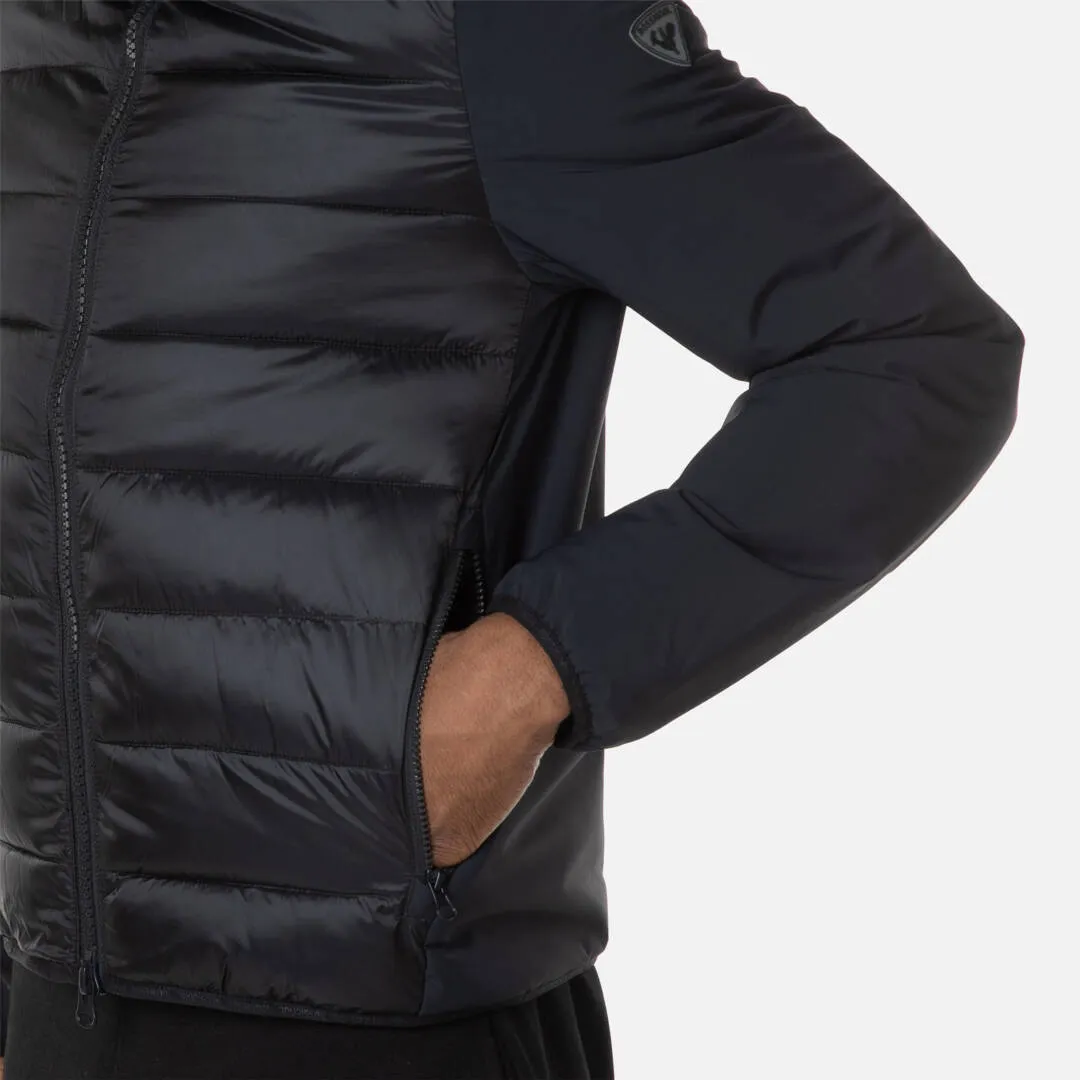 Giacca con cappuccio Rossignol stretch, primo piano del busto con mano nella tasca della giacca.