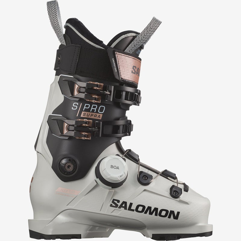 Weißer Salomon S/PRO SUPRA BOA 105W Skischuh, seitliche Ansicht. BOA-System und Schnallen sind sichtbar.