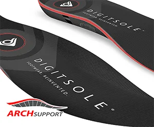 Schwarze Digitsole Warm Series Heizsohlen mit Logo und roter Umrandung, Detailaufnahme.