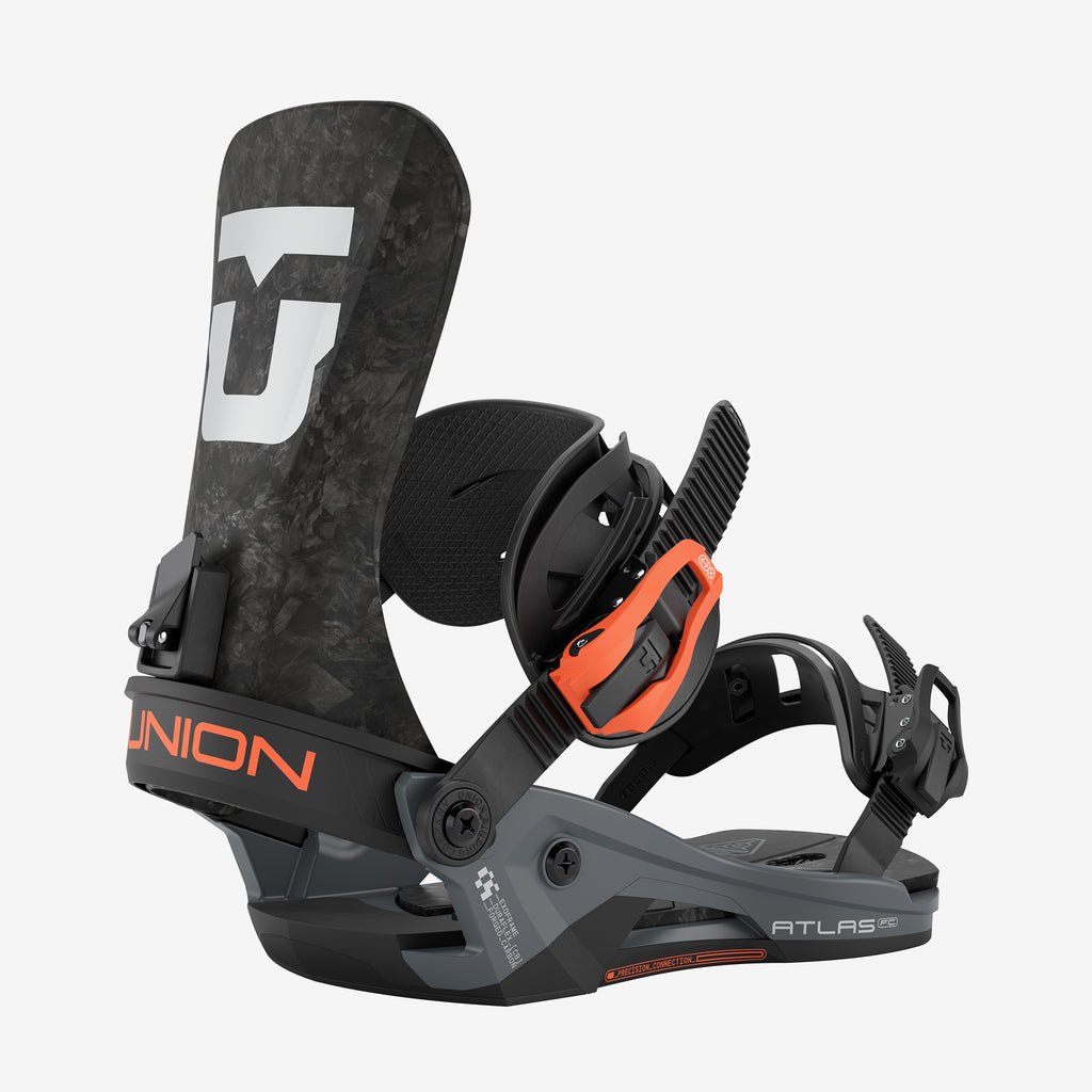Nahaufnahme einer grauen Snowboardbindung mit orangen Akzenten auf einem weißen Hintergrund.