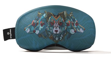 Skibrillen-Schutz "Learn to Speak Wolf Pro Soc" mit Wolf-Design auf blauem Grund.
