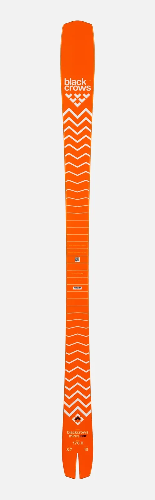 Ein orangefarbener Ski mit weißem Zickzackmuster, dem Black Crows-Logo und technischen Details auf weißem Hintergrund.