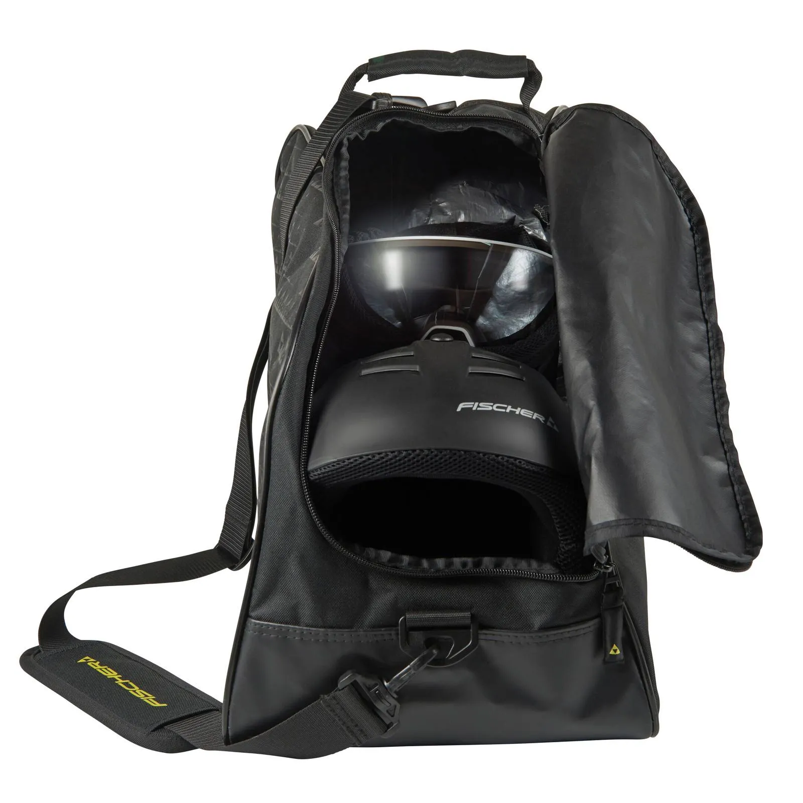 Eine offene schwarze Sporttasche, darin ein schwarzer Skihelm der Marke Fischer, mit Platz für die Skibrille oben drauf.