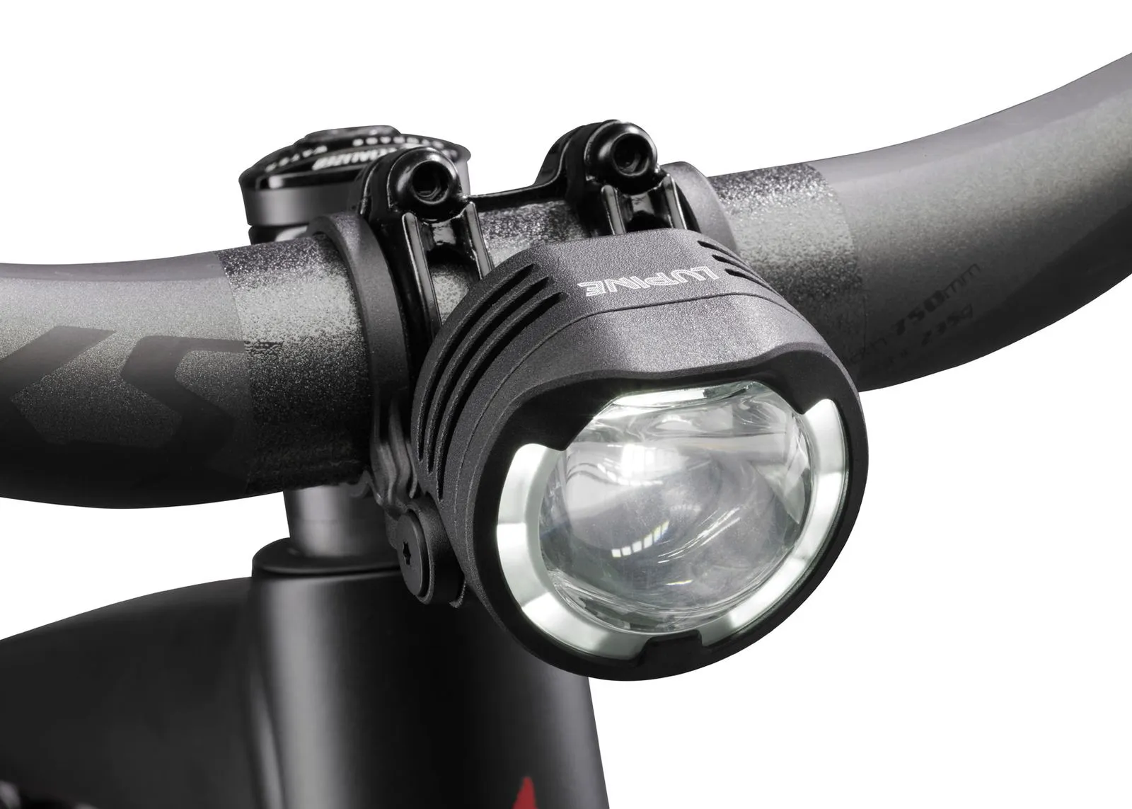 Schwarze Lupine E-Bike Beleuchtung am Fahrradlenker, das Licht ist eingeschaltet.