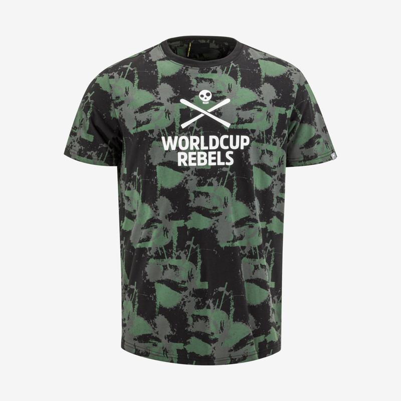 Schwarzes/grünes T-Shirt mit Camouflage-Muster, mittig "World Cup Rebels"-Logo mit Totenkopf und gekreuzten Skiern.