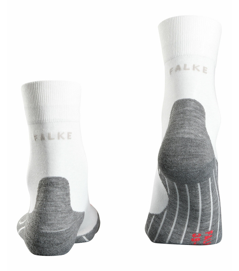Weiße RU4 Herren Running Socken von Falke, hinten mit grauer Fersenpolsterung und Logo.