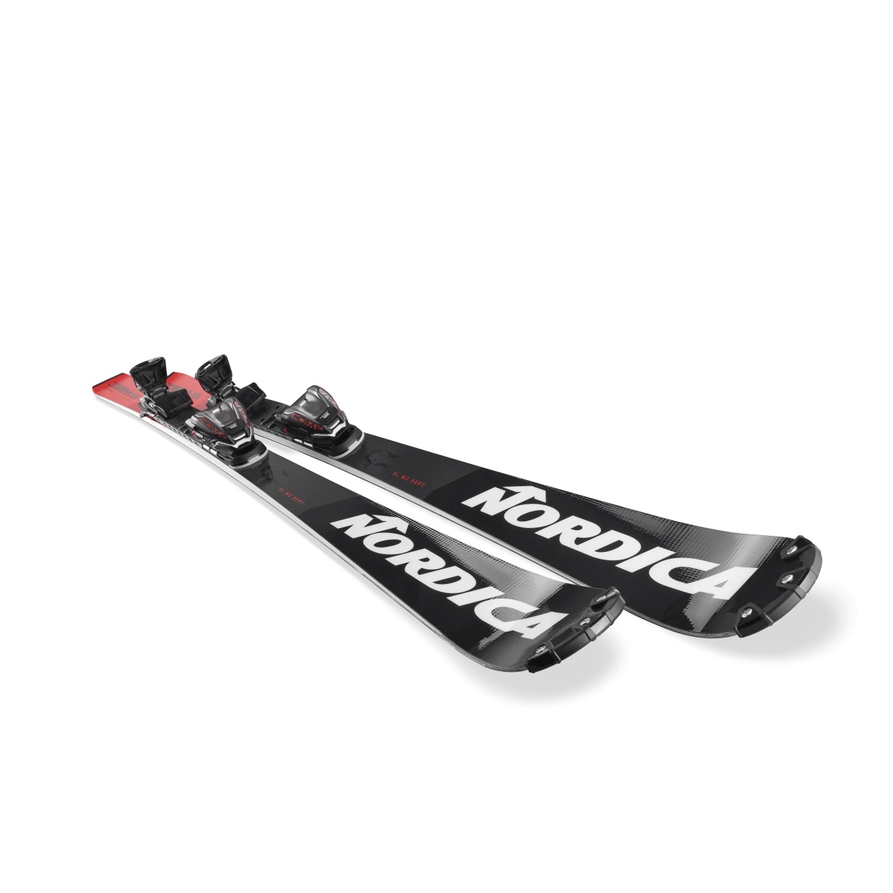 Une paire de skis noirs et blancs Nordica Ski, avec des accents et des fixations rouges, sont posés en diagonale sur une surface blanche.