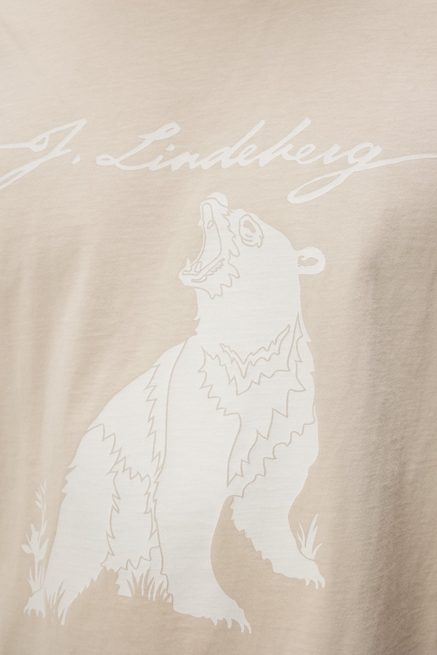 T-shirt ours en Oyster Gray Détail d'un T-shirt en Oyster Gray, imprimé d'un ours et de l'inscription "J.Lindeberg".