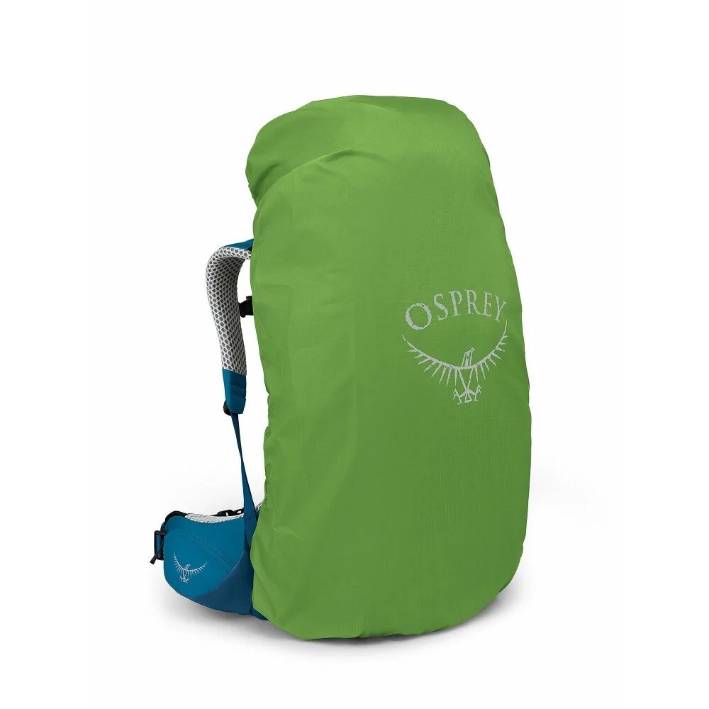 Leuchtend grüner Osprey-Rucksack mit passender Regenhülle und weißem Logo. Unter der Hülle sind Teile des blauen Rucksacks und die hellgrauen, atmungsaktiven Schultergurte sichtbar. Auf weißem Hintergrund.