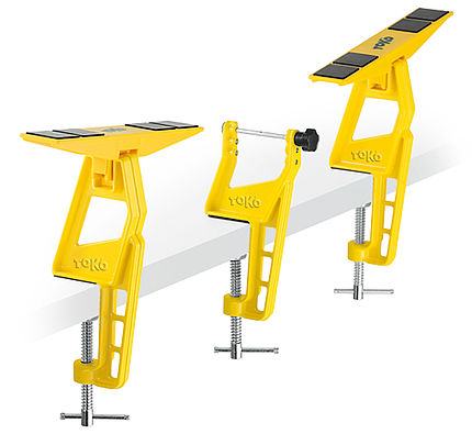 Ski Vise jaune Ski Vise Nordic jaune, système de serrage en trois parties pour fixer les skis de fond pour les travaux de service, sur un établi blanc.