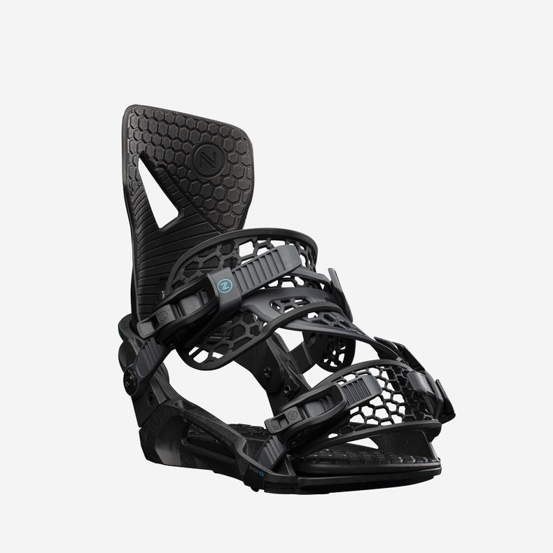Schwarze Nidecker Kaon-CX Snowboardbindung im Detail, mit Riemen und hohem Rücken.