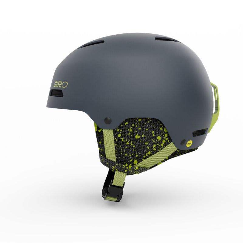 Un casque de ski gris avec des trous, un logo vert et une mentonnière avec des accents noirs et verts.