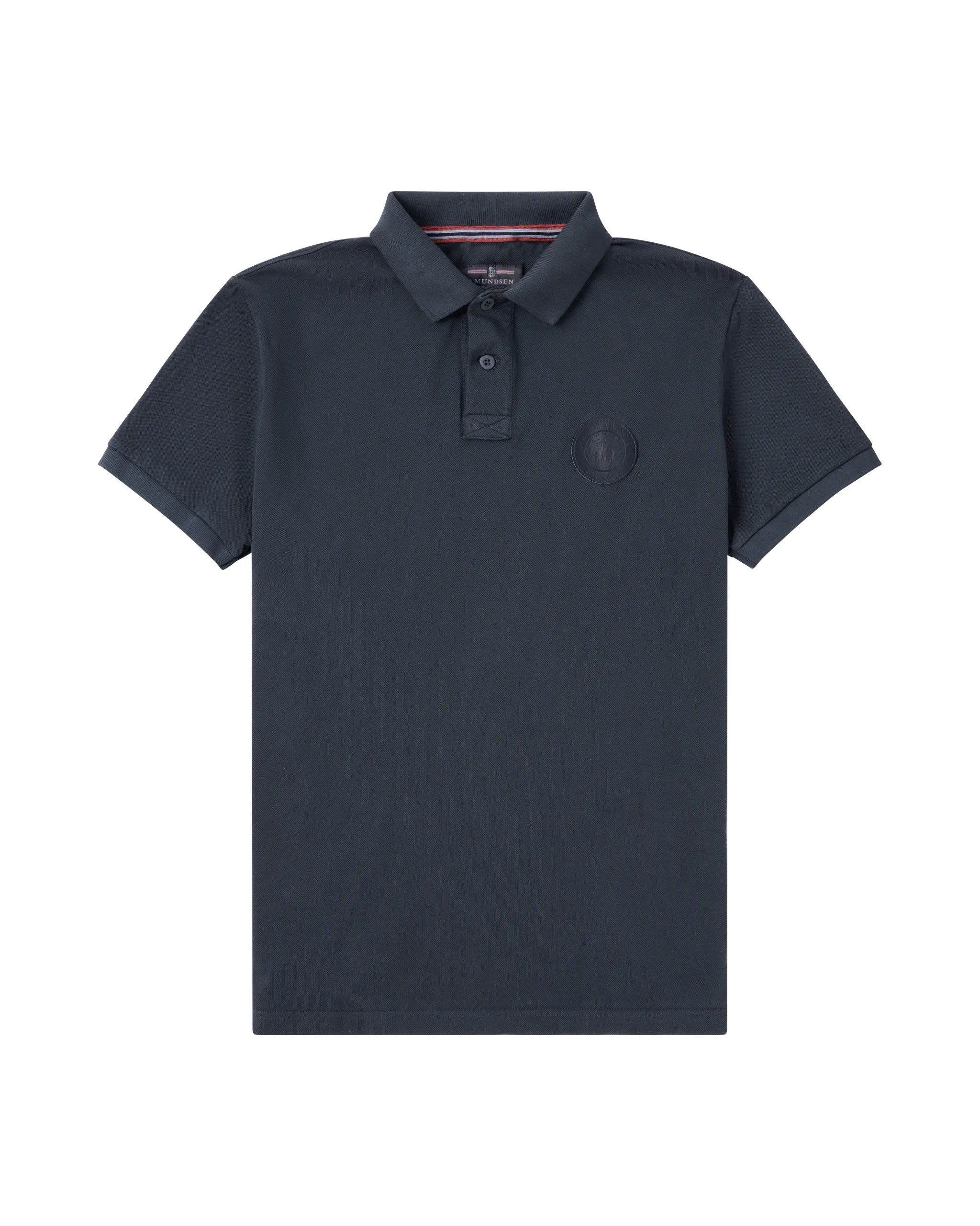 Dunkelblaues Poloshirt mit Kragen, kurzen Ärmeln, Knopfleiste und Ton-in-Ton-Logo auf der Brust.