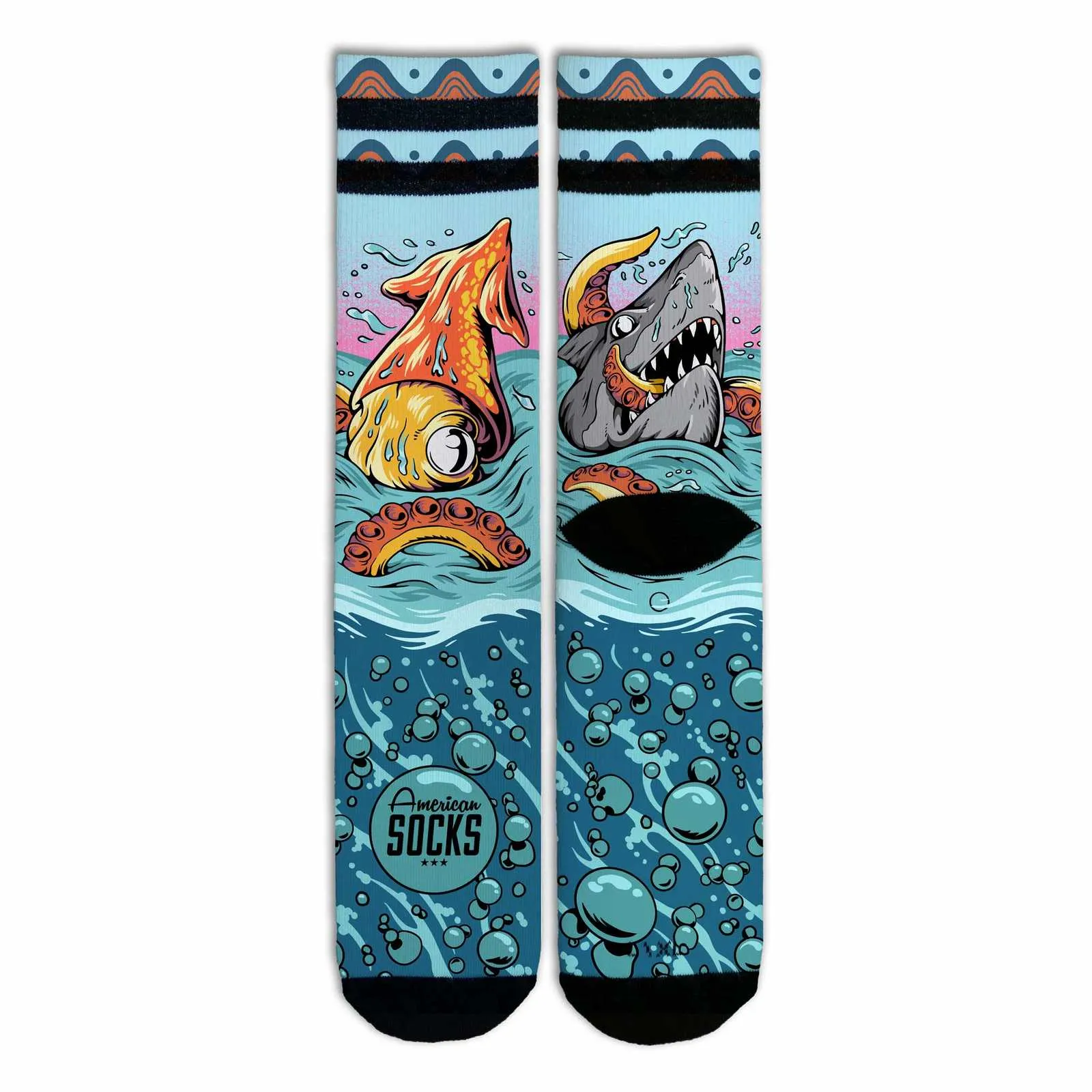 Paire de chaussettes Mid High avec motif de pieuvre, de requin et de bulles sur fond bleu clair.