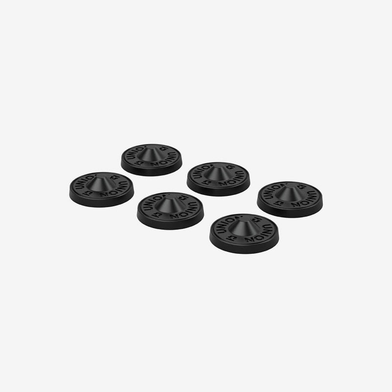 Sechs schwarze Union Metal Stomp Pads liegen auf hellem Grund. Runde Form mit erhabener Schrift.