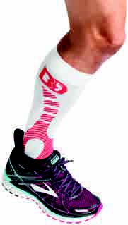 Fuß mit weißem Stretch-Überzug, der teilweise von einem dunklen Sportschuh bedeckt ist.