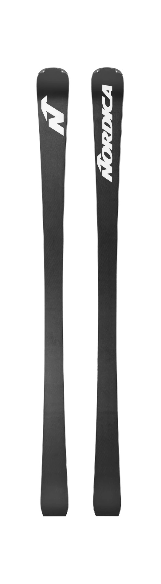 Deux skis sont côte à côte, sur l'un un "N" blanc avec une flèche, sur l'autre le mot "Nordica" en blanc. Les skis sont gris.