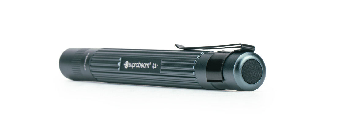 Luce a penna Suprabeam Q1r Una penna luminosa Suprabeam Q1r si trova in orizzontale su uno sfondo bianco. È di colore grigio scuro con una clip.
