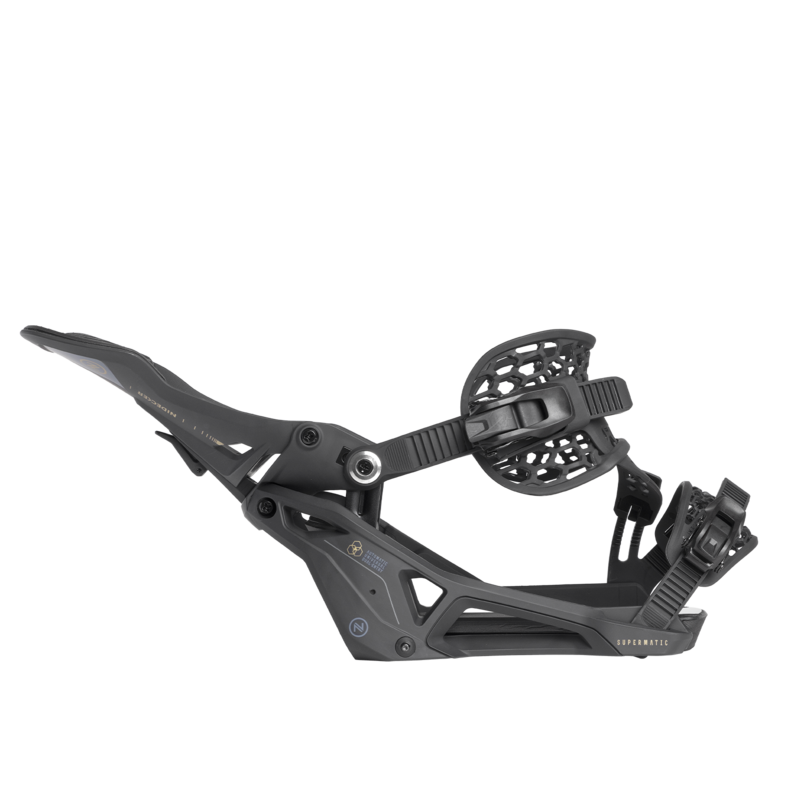 Schwarze Nidecker Supermatic Snowboardbindung, seitliche Ansicht mit offenem Highback und Riemen.
