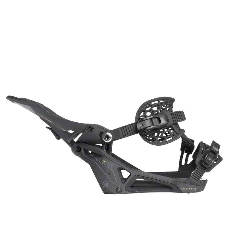 Schwarze Nidecker Supermatic Snowboardbindung, seitliche Ansicht mit offenem Highback und Riemen.