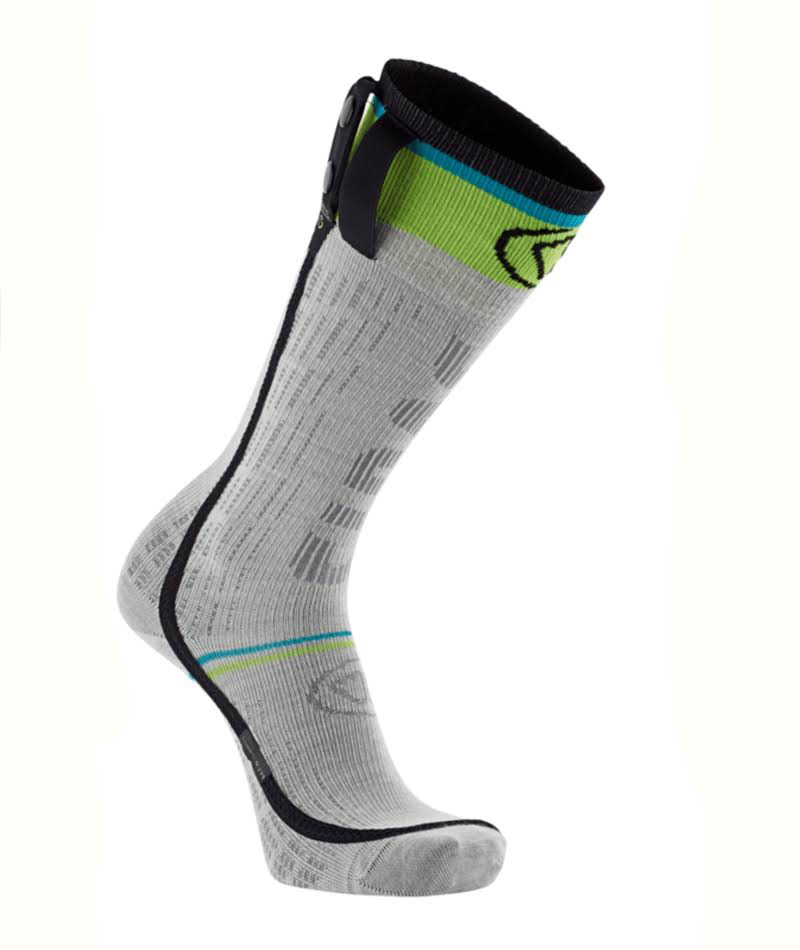 Chaussette chauffante grise Sidas  Chaussette grise Sidas Ski Heat Race S.E.T, remontée avec languette de fixation de la batterie et détails colorés, sur fond blanc.