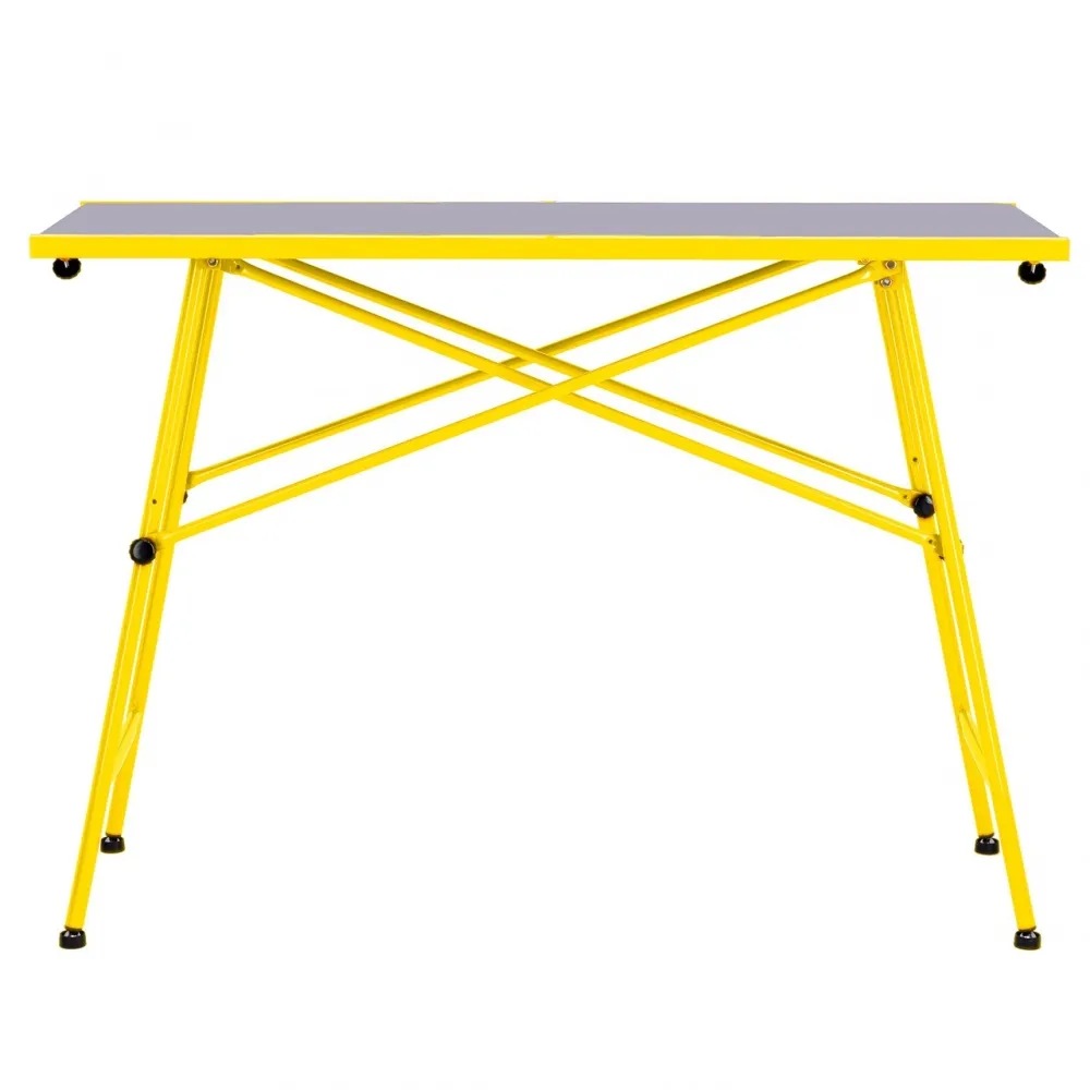 Moderner Tisch mit rechteckiger, mattgrauer Tischplatte und leuchtend gelbem Metallgestell. Schlanke gelbe Beine sind durch eine kreuzförmige Strebe für Stabilität verbunden. Schwarze Schutzfüße, weißer Hintergrund.