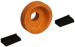 Disque de ponçage orange avec trou et deux patins noirs. Set d'accessoires de ponçage.