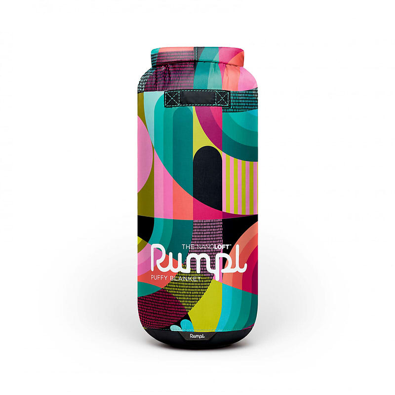 Couverture Nanoloft Puffy emballée Rumpl avec un design géométrique en rose, vert et noir.
