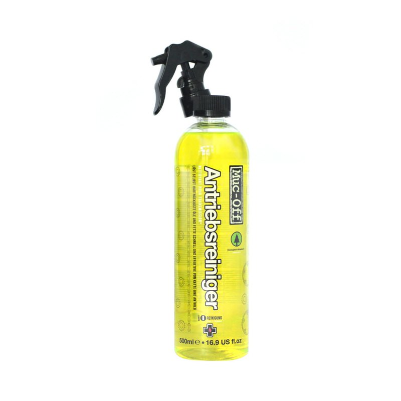 Eine durchsichtige Flasche Muc-Off Drivetrain Cleaner mit gelber Flüssigkeit und schwarzem Sprühkopf.