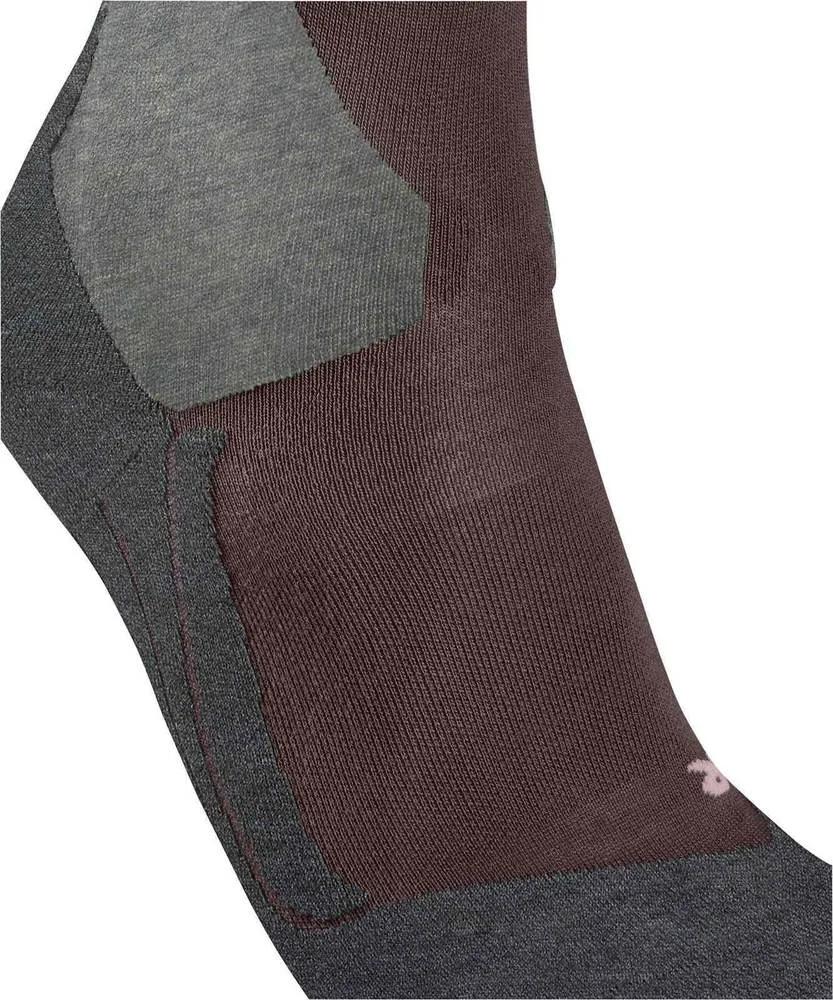 Nahaufnahme einer Sportsocke mit detailreicher Strickstruktur. Hauptsächlich dunkelrotbraun, fein gerippt am Fußrücken. Graugrüner Stoff am Fußbogen, Ferse und Sohle in dunklem Grau mit Verstärkungen. Kleines rosa Logo.