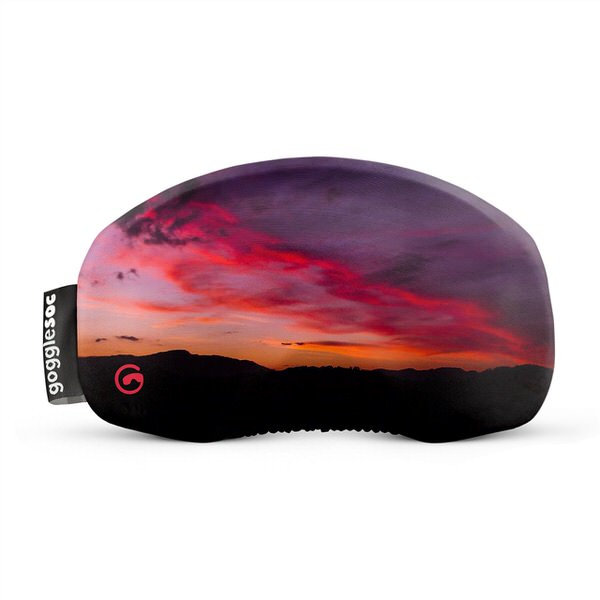 Die Sunset Soc, eine Brillen-Schutzhülle, zeigt einen Sonnenuntergang über einer dunklen Bergkette mit pink-roten Wolken.