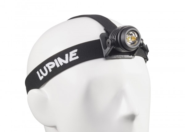 Nahaufnahme einer Neo X2 Smartcore Stirnlampe auf einem weißen Styroporkopf. Das schwarze Stirnband trägt den weißen Schriftzug "LUPINE".