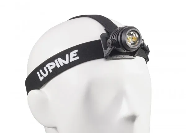 Gros plan d'une lampe frontale Neo X2 Smartcore sur une tête blanche en polystyrène. Le bandeau noir porte l'inscription blanche "LUPINE".
